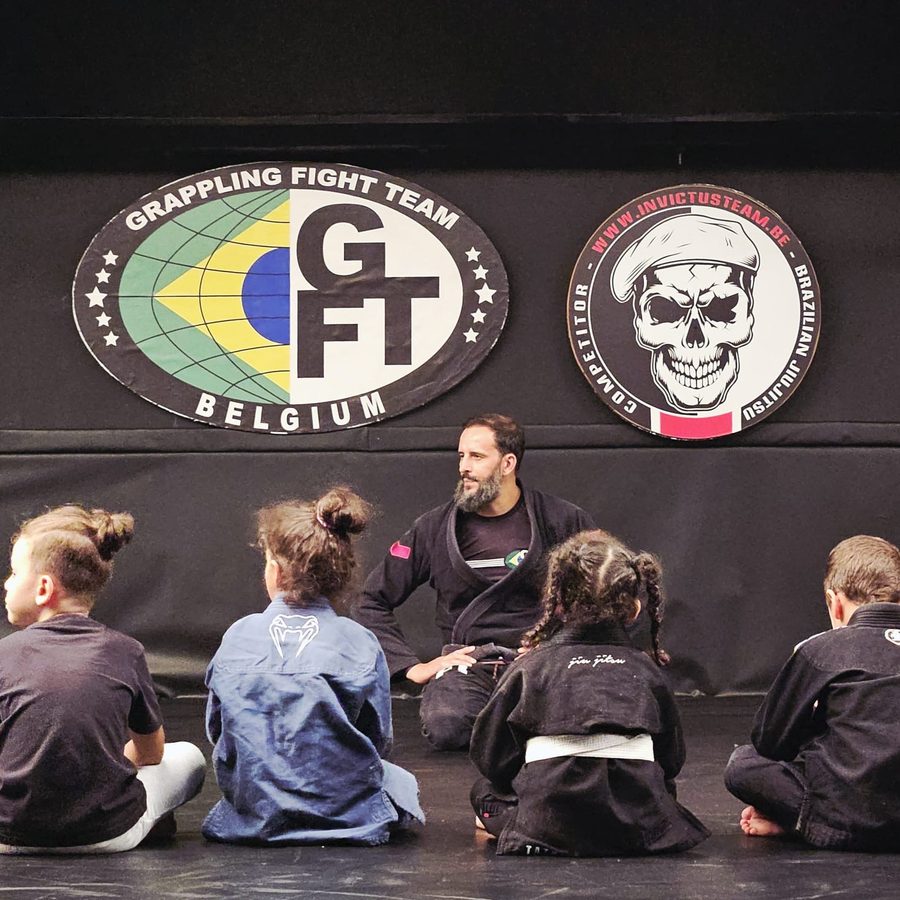 Le coach discute avec un groupe d'enfants avant l'exercice
