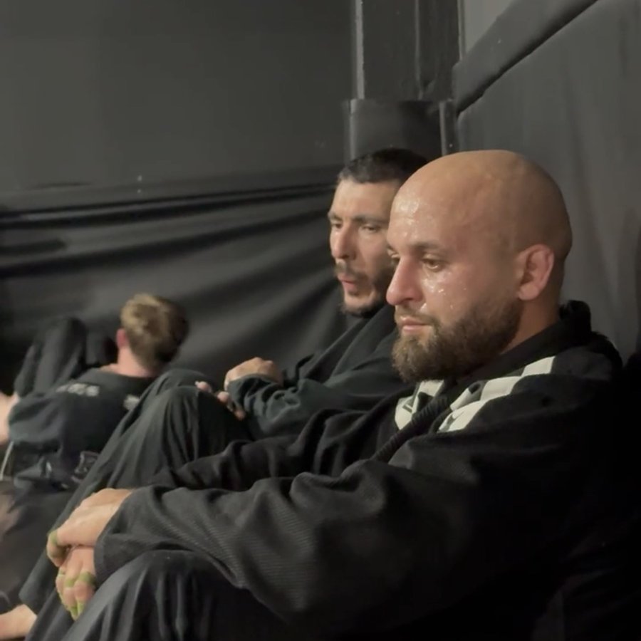 Équipe Invictus assise ensemble entre deux rounds, en survêtement du club