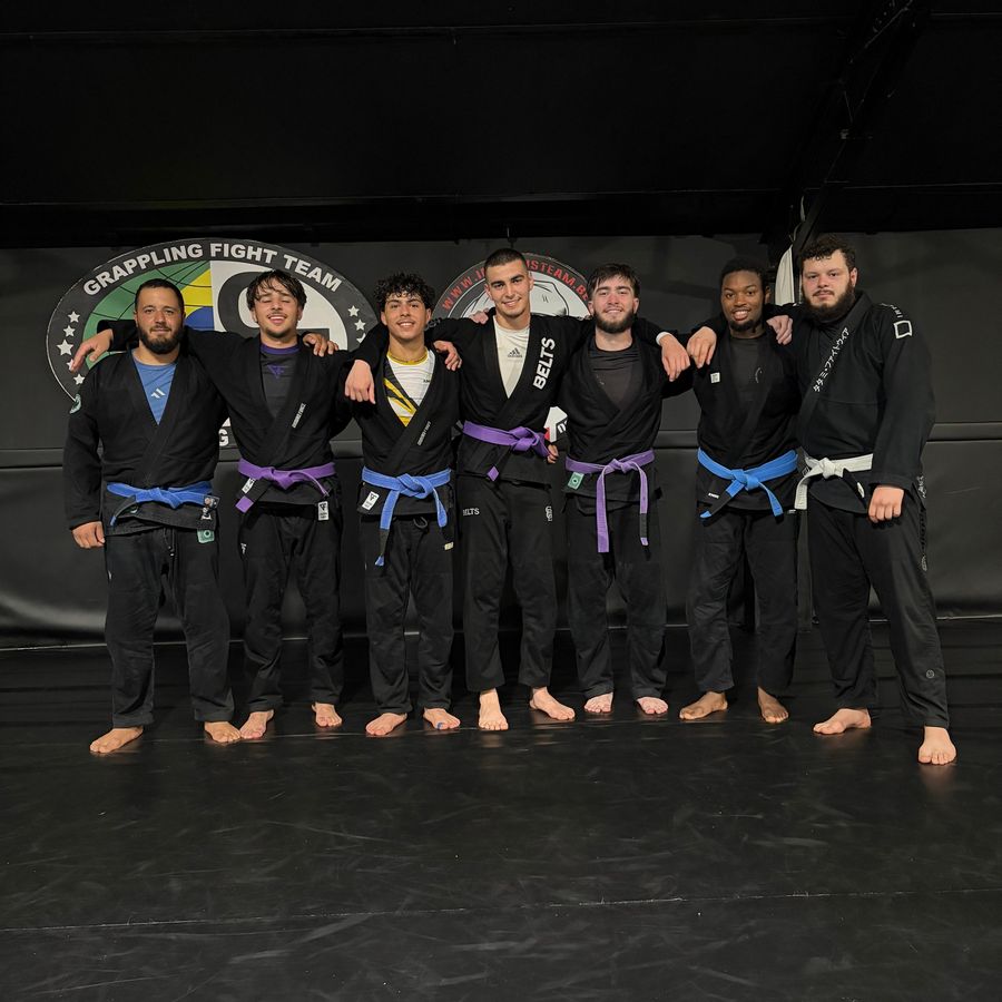 Groupe d'élèves Invictus, ceintures bleues et violettes