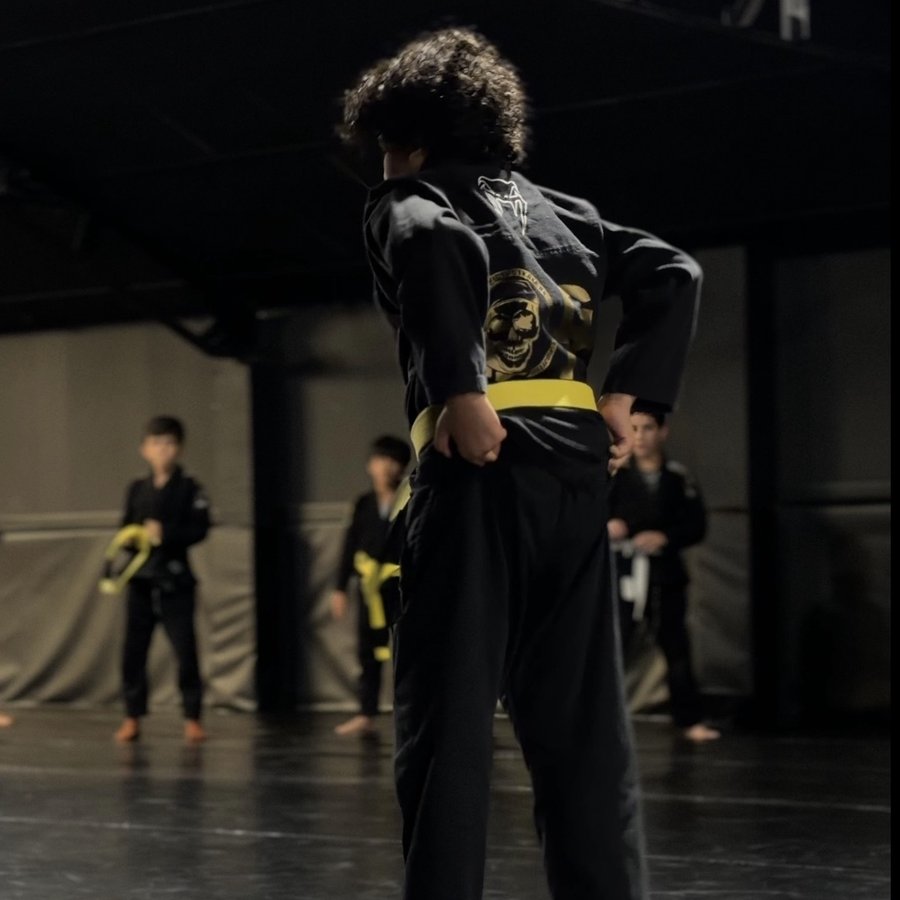 Jeune élève ceinture jaune, concentré avant l'exercice