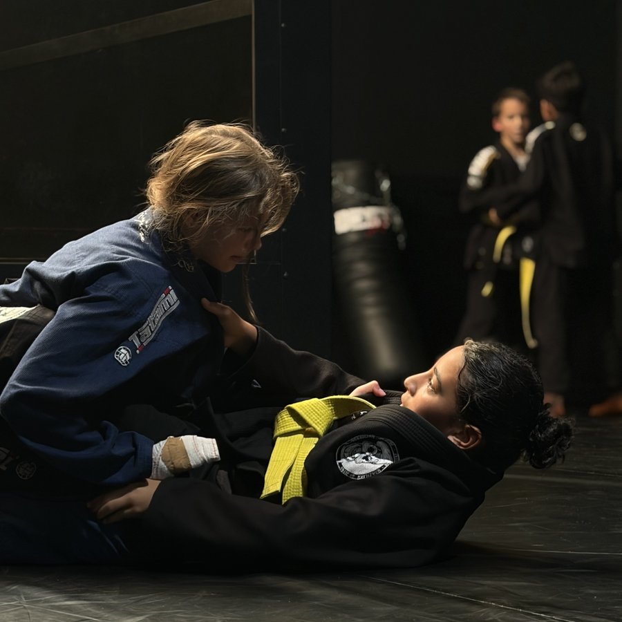 Jeunes élèves en plein exercice de jiu-jitsu