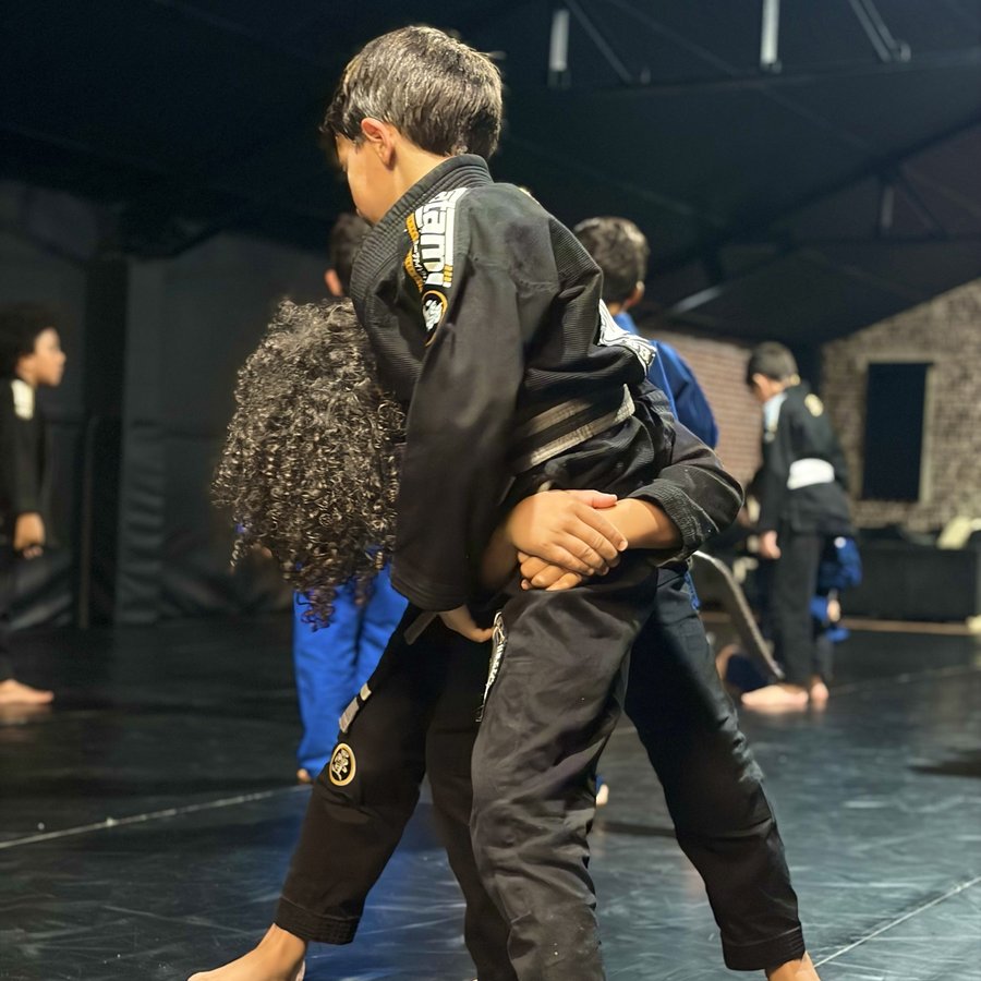 Jeunes élèves debout en plein exercice technique