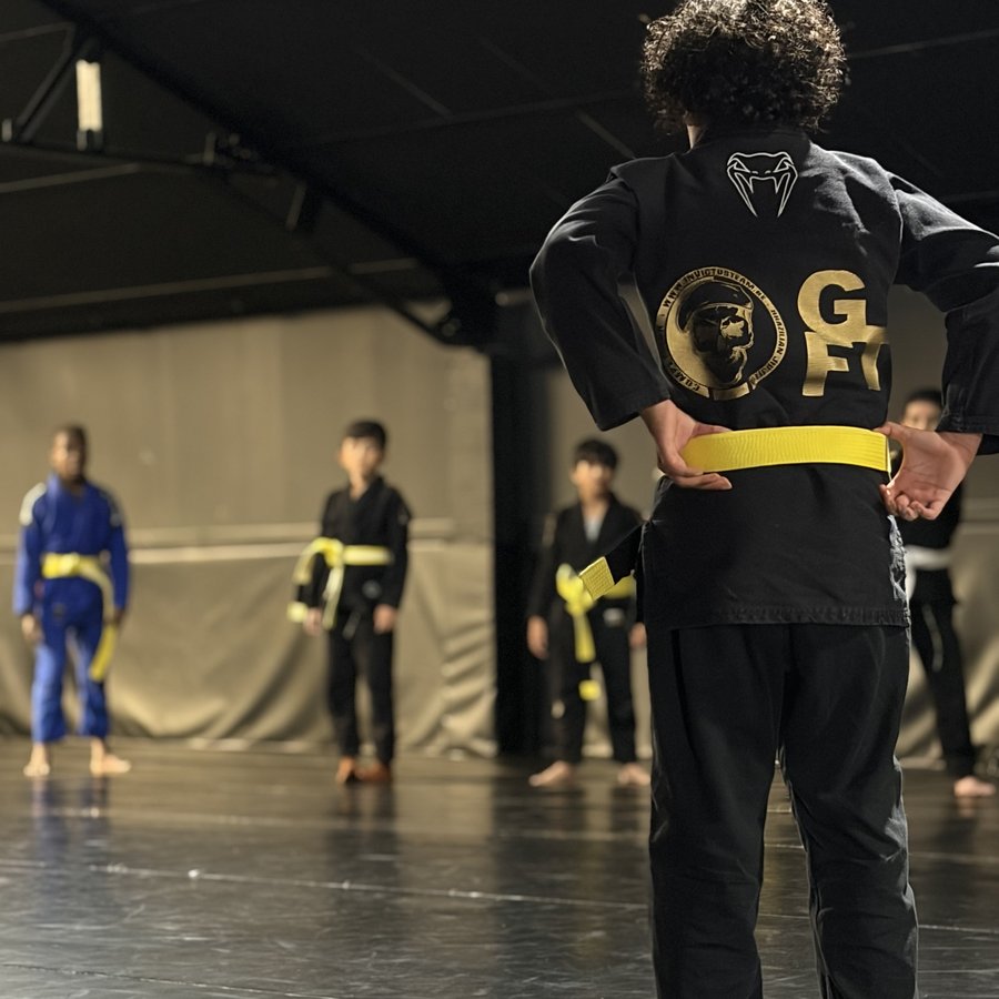 Jeunes élèves en plein cours de jiu-jitsu