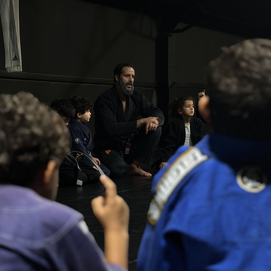 Le coach discute avec un groupe de jeunes élèves assis