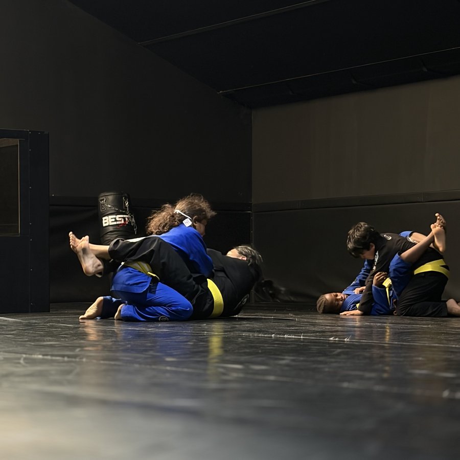 Jeunes élèves en plein exercice technique