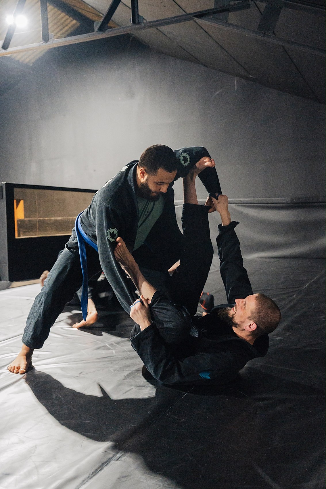 Travail technique dynamique entre deux adultes sur le tatami