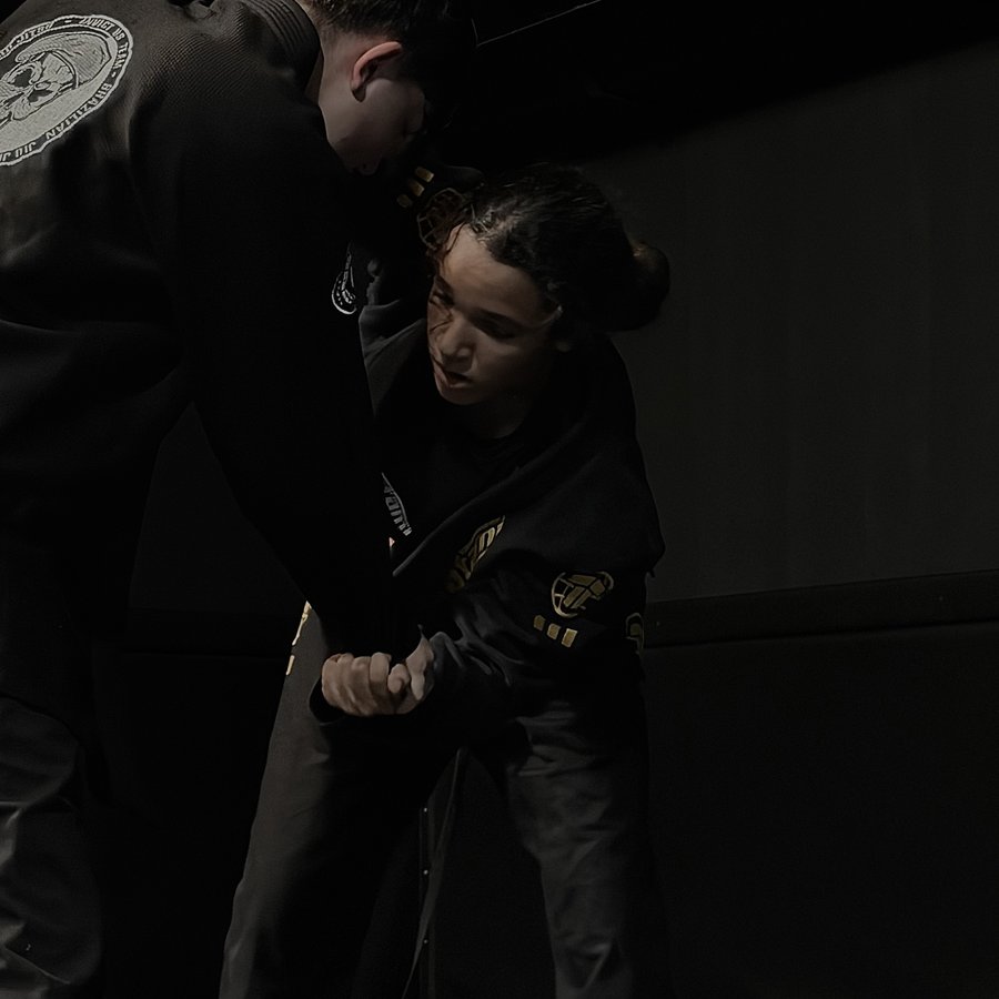 Jeune élève en pleine action à l'entraînement