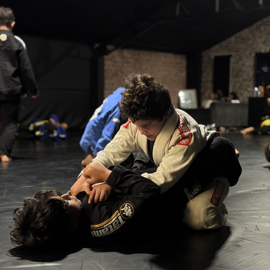 Technique au sol entre deux jeunes élèves, contrôle et concentration