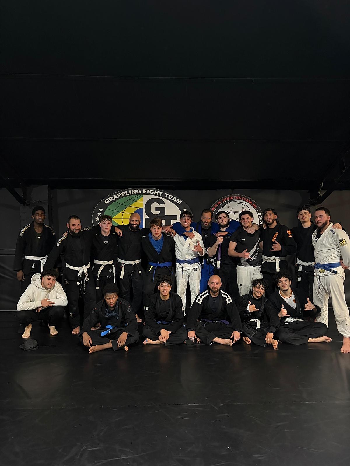 Photo de groupe de tous les élèves du club, toutes ceintures confondues