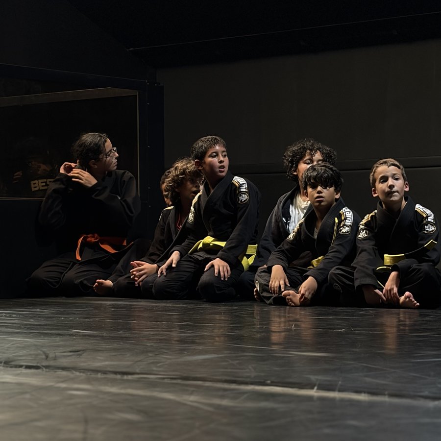 Groupe de jeunes élèves à l'écoute, en plein cours